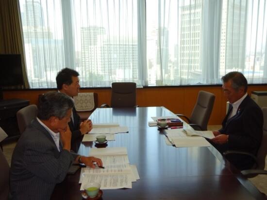 画像：意見交換する松本大臣と泉田委員長（新潟県知事）